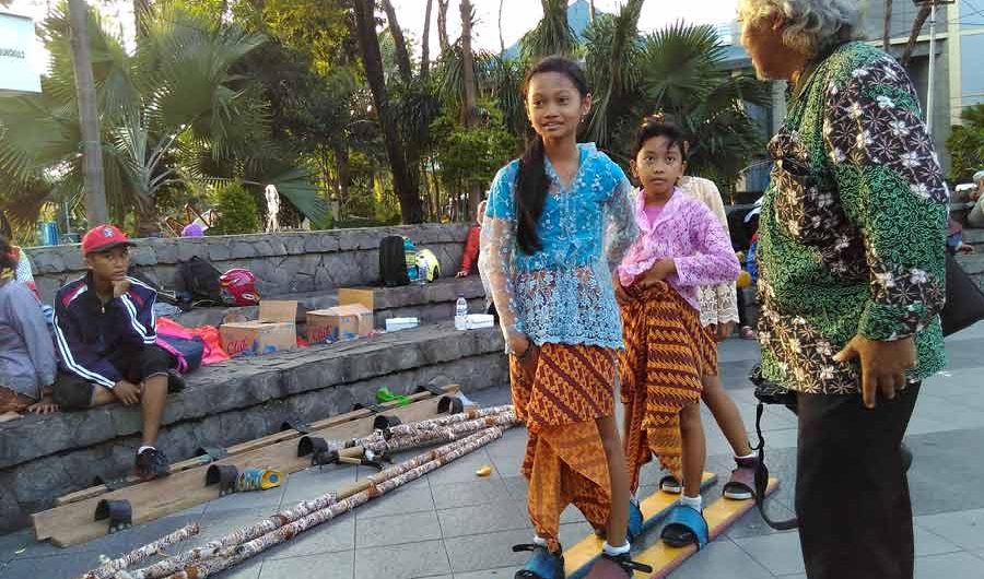 Mainan Anak Tradisional di Festival Bungkul