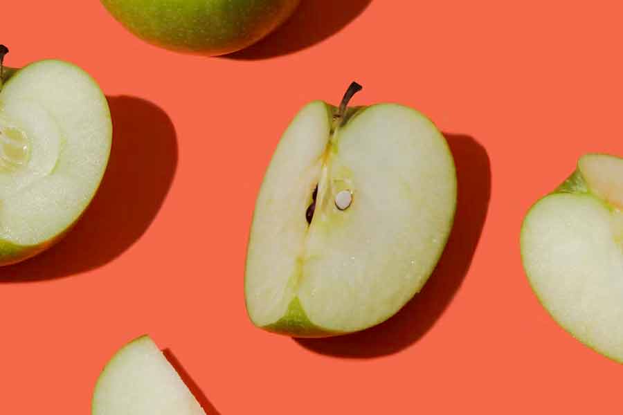 Buah apel mengandung banyak nutrisi penting seperti serat, vitamin C, vitamin K, kalium, dan antioksidan (foto: Estúdio Bloom | unsplash)