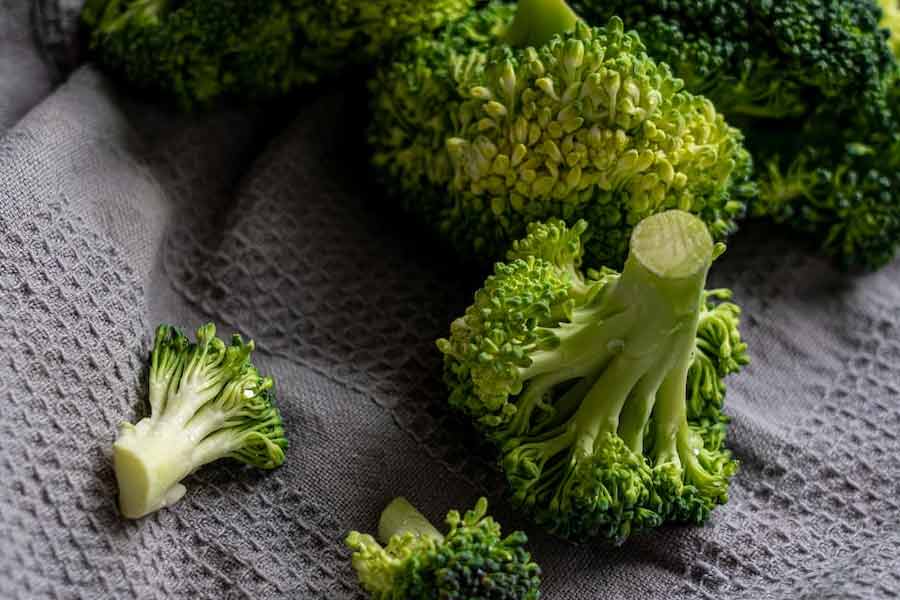Meski bukan sayuran asli Indonesia, brokoli sangat mudah ditemukan di pasar tradisional dan supermarket (foto: pexels)