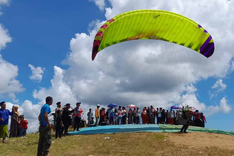 Festival Paralayang ini menarik perhatian masyarakat luas, sehingga mendukung pengembangan potensi wisata di Kabupaten Sumenep, Jawa Timur